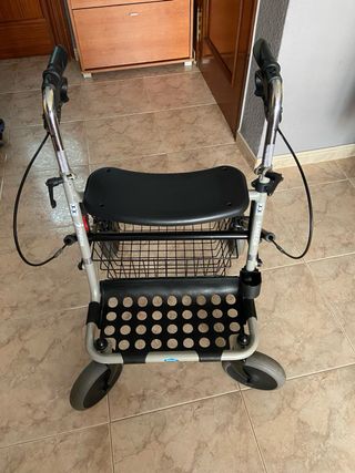 Andador para mayores con cesta y asiento