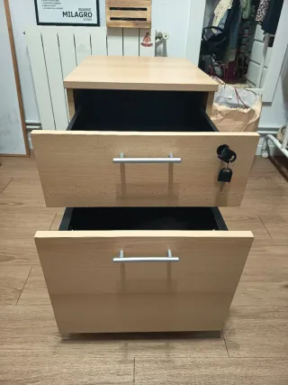 Cajonera de madera con ruedas