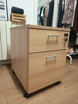 Cajonera de madera con ruedas