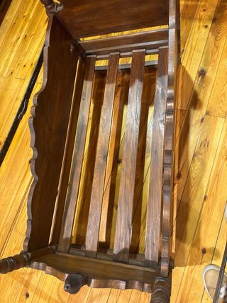 Cuna antigua de madera de pino