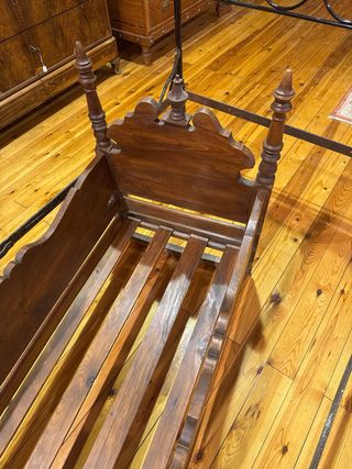 Cuna antigua de madera de pino