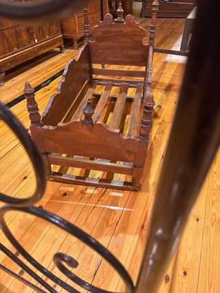 Cuna antigua de madera de pino