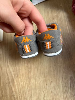 Zapatos para bebé Kappa grises y naranjas
