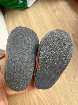 Zapatos para bebé Kappa grises y naranjas