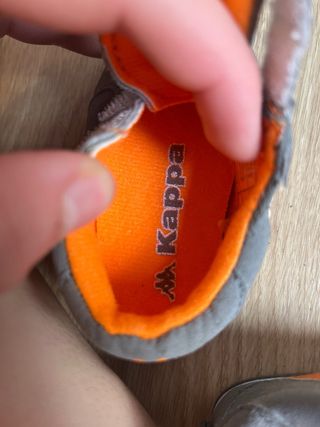 Zapatos para bebé Kappa grises y naranjas