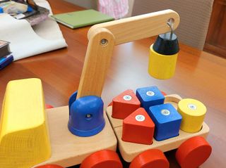 Camioncino in legno con blocchi forme