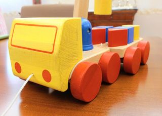 Camioncino in legno con blocchi forme