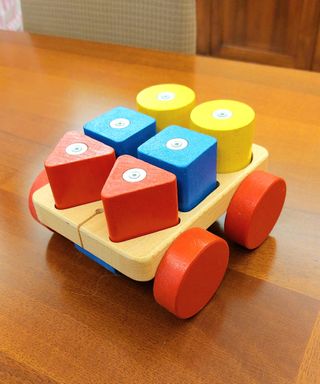 Camioncino in legno con blocchi forme