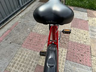 Bicicleta de paseo roja y tengo otra en amarillo