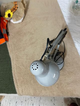 Flexo de mesa gris . Regulable