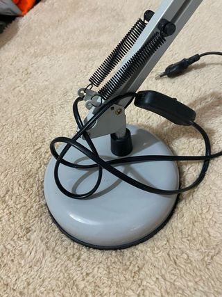 Flexo de mesa gris . Regulable