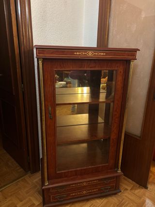 Mueble vitrina madera y cristal
