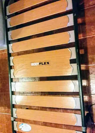 Somier marca Flex de 80 con láminas de madera