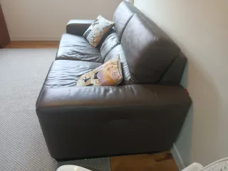 SOLO DISPONIBLE HASTA 28/02 Sofá de Piel Gris.