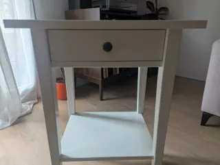 Mesita de noche blanca con cajón