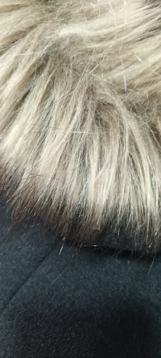 Abrigo negro con capucha y bolsillos Di-Bye