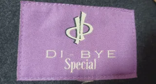 Abrigo negro con capucha y bolsillos Di-Bye