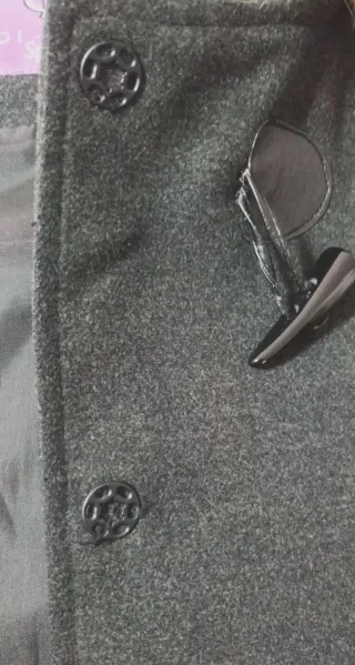 Abrigo negro con capucha y bolsillos Di-Bye