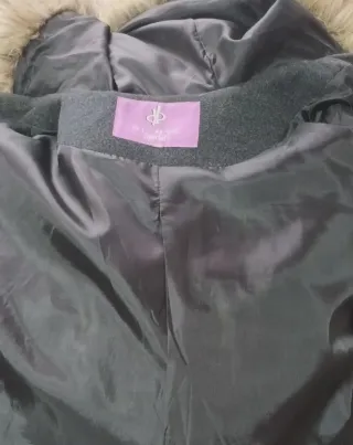 Abrigo negro con capucha y bolsillos Di-Bye