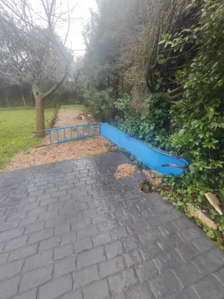 Columpio infantil con tobogán