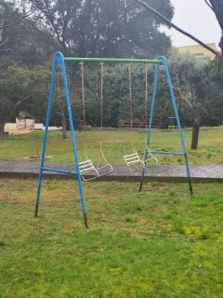 Columpio infantil con tobogán