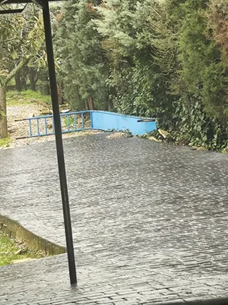 Columpio infantil con tobogán