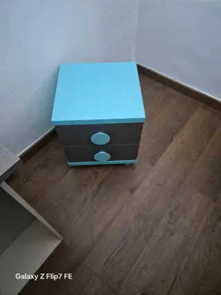 Dormitorio juvenil madera y plástico