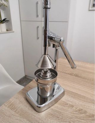 Exprimidor de frutas metálico