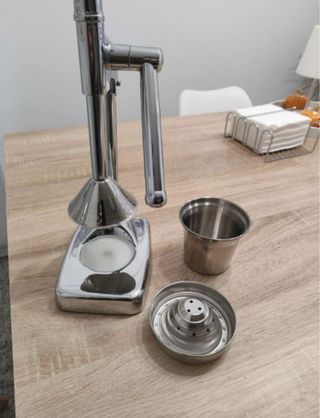 Exprimidor de frutas metálico