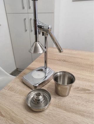 Exprimidor de frutas metálico