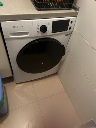 Cocina completa beige y blanca