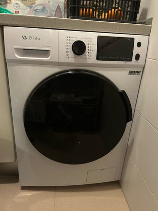 Cocina completa beige y blanca