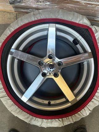 Llanta 18'' nueva con neumático solo una