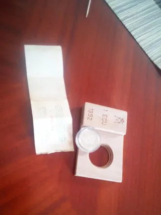 Moneda 1 ECU 1992 con soporte de madera