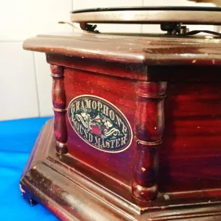 Gramófono Master Voice Antiguo