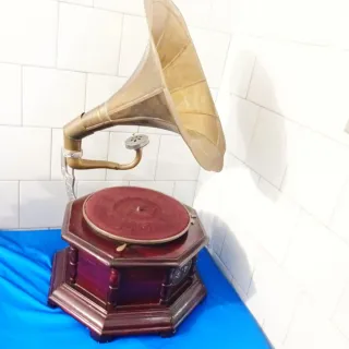 Gramófono Master Voice Antiguo