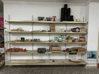 Estantería de tienda metálica