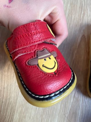 Zapatos de bebé rojos con mono