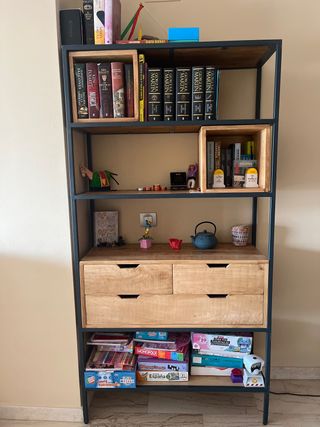 Estantería de madera y metal