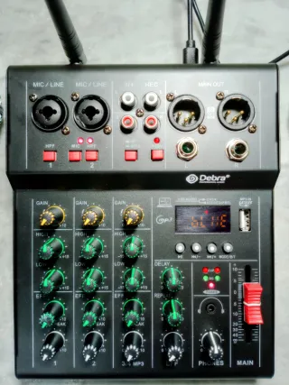 Mixer + 2 Microfoni Wireless ideale per Karaoke