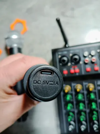 Mixer + 2 Microfoni Wireless ideale per Karaoke