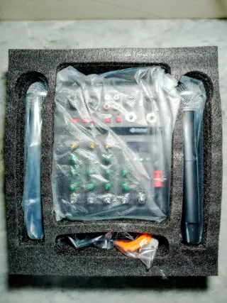 Mixer + 2 Microfoni Wireless ideale per Karaoke