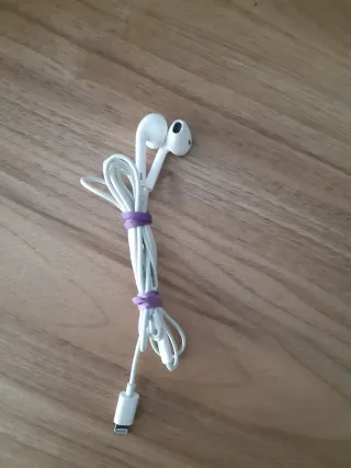 Auriculares Lightning Blancos.