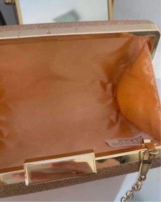 Bolso de fiesta dorado con cadena