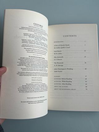 Oxford Bookworms Library: A Pair of Ghostly Han...