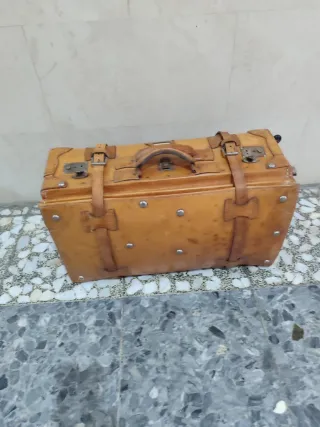 Maleta antigua piel toro -falta rueda-