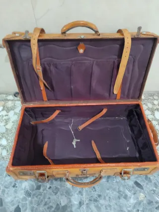 Maleta antigua piel toro -falta rueda-