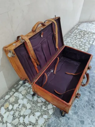 Maleta antigua piel toro -falta rueda-