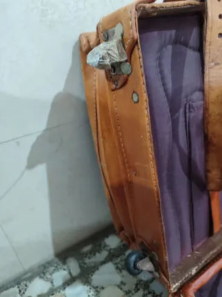 Maleta antigua piel toro -falta rueda-