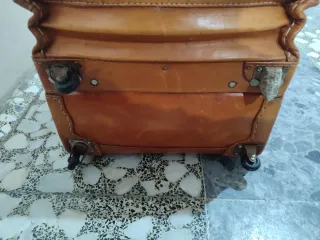 Maleta antigua piel toro -falta rueda-